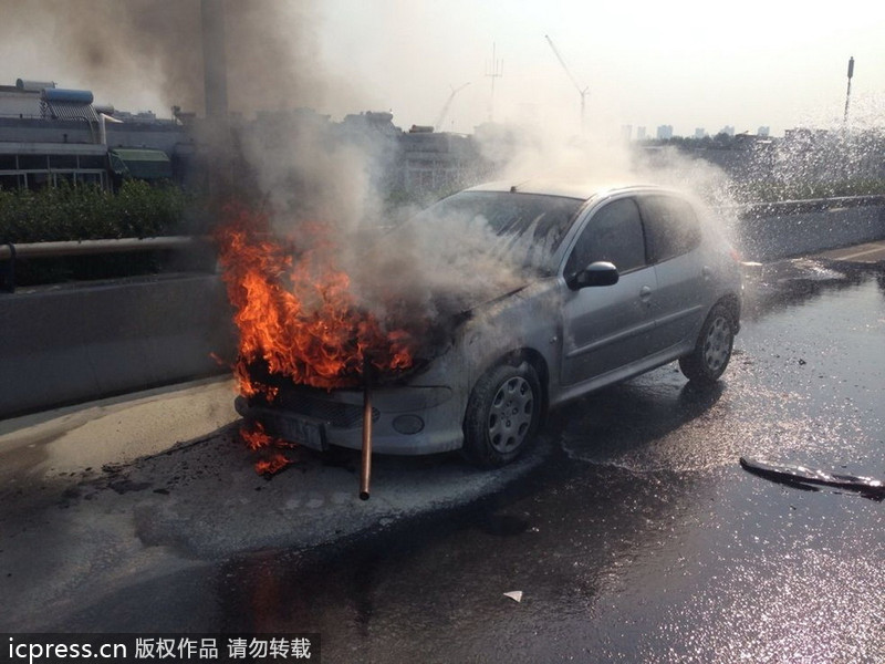 南京：标致轿车自燃面目全非 车主侥幸逃生