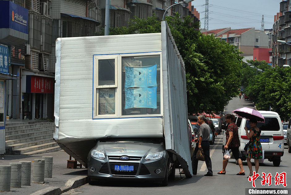 狂风掀翻岗亭 路边轿车瞬间变“房车”