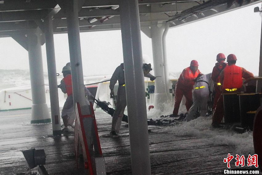 “尤特”袭击广东 吹翻矿砂船 21名弃船人员获救