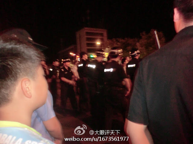 杭州街道办官员撞车后与人争执 百人围观