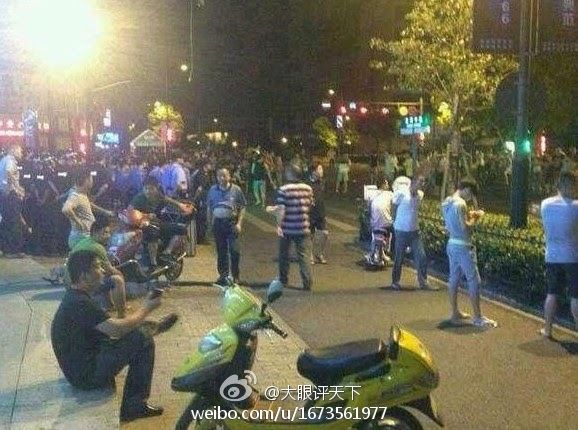 杭州街道办官员撞车后与人争执 百人围观