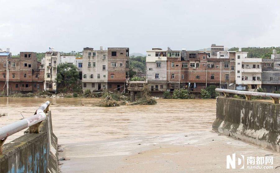 广东梅州五华遭遇暴雨 新郞用临时木筏迎亲