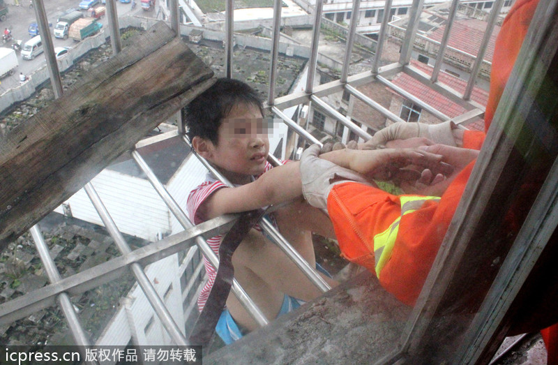 广西玉林：男童悬吊空中头卡8楼防盗窗 消防官兵20分钟紧急营救