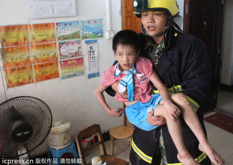 广西玉林：男童悬吊空中头卡8楼防盗窗 消防官兵20分钟紧急营救