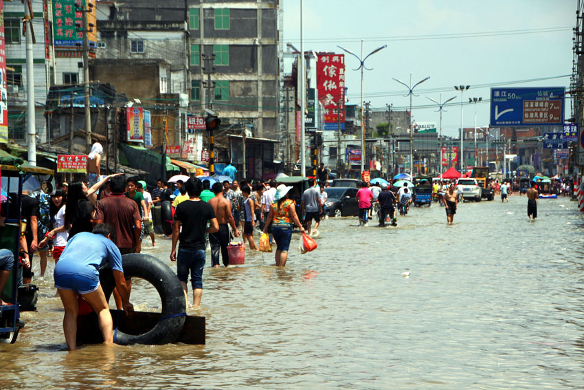 高清：汕头洪水溃堤海水返潮 大量群众亟待救援