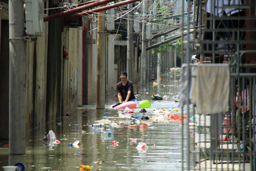 高清：汕头洪水溃堤海水返潮 大量群众亟待救援