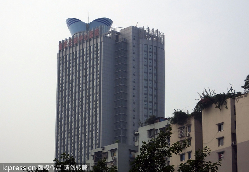 重庆万州某医院楼顶“护士帽”造型避雷针吸眼球
