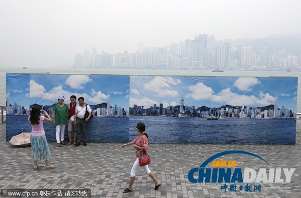 香港遭遇雾霾天 游客被迫与“假蓝天”合影留念