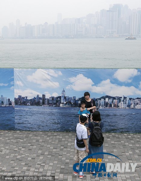香港遭遇雾霾天 游客被迫与“假蓝天”合影留念