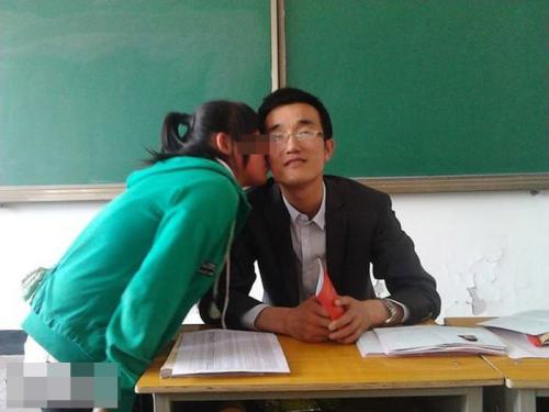 甘肃一中学老师用毕业证要挟向全班女生索吻 已被停职