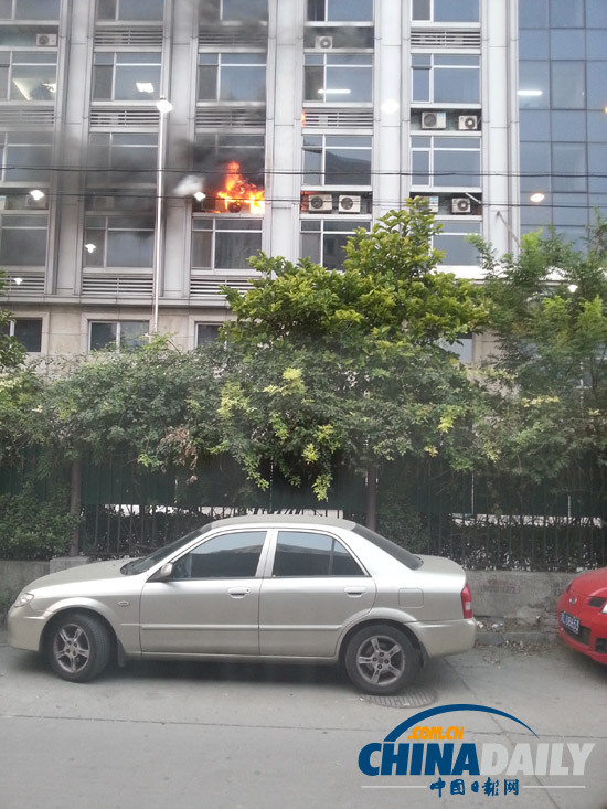 北京惠新西街一处办公楼发生火灾