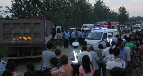 安徽砀山发生重大交通事故 致8死4重伤