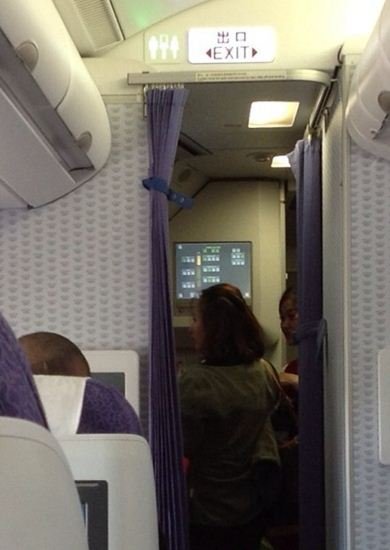 东航一航班为救受伤儿童返航 300名乘客无怨言