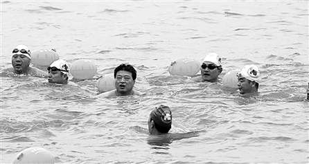 浙江15个环保局局长下河游泳 副市长市委书记领头
