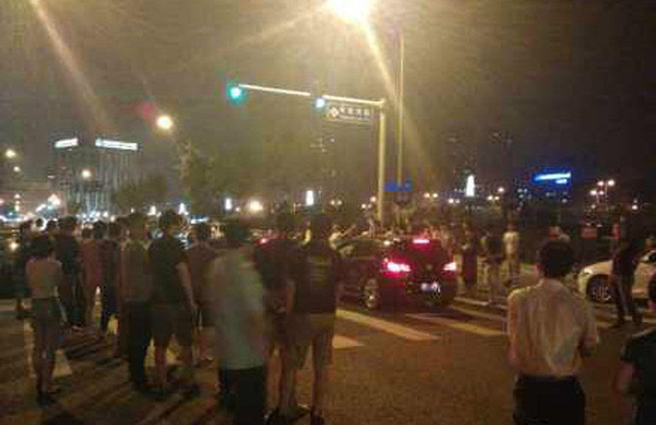 北京数十辆跑车深夜聚集被扣 警方称其违章停车
