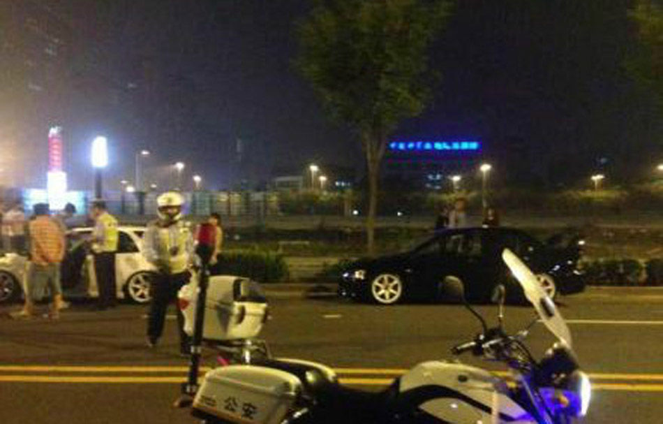 北京数十辆跑车深夜聚集被扣 警方称其违章停车