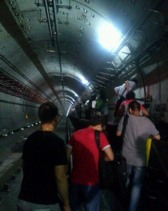 高清：杭州地铁抛锚钱塘江底 113名乘客沿着隧道走了半小时