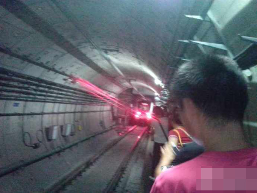 高清：杭州地铁抛锚钱塘江底 113名乘客沿着隧道走了半小时