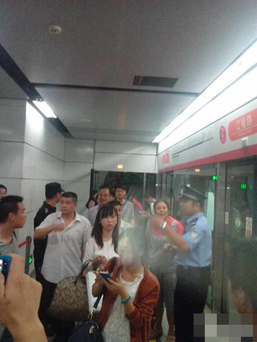 高清：杭州地铁抛锚钱塘江底 113名乘客沿着隧道走了半小时