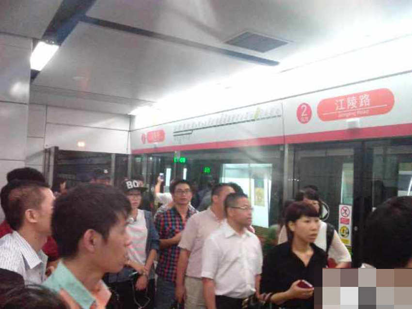 高清：杭州地铁抛锚钱塘江底 113名乘客沿着隧道走了半小时