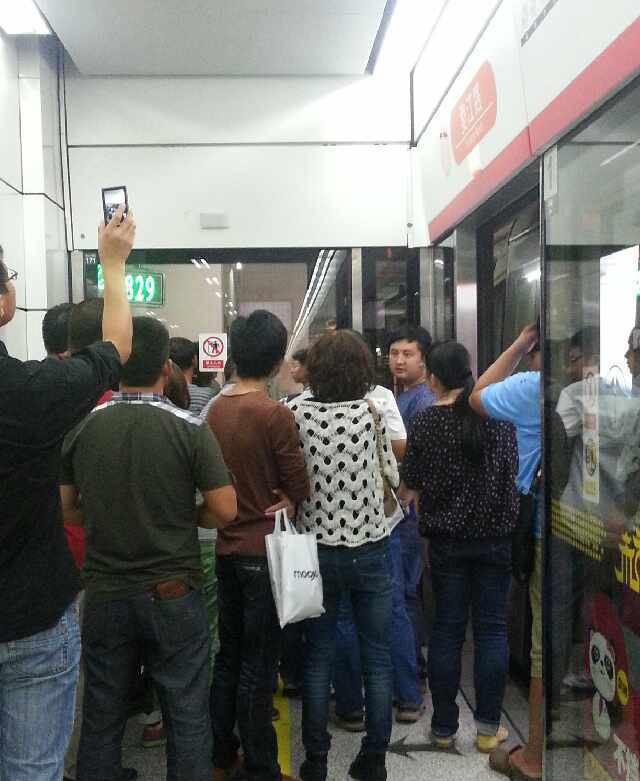 高清：杭州地铁抛锚钱塘江底 113名乘客沿着隧道走了半小时