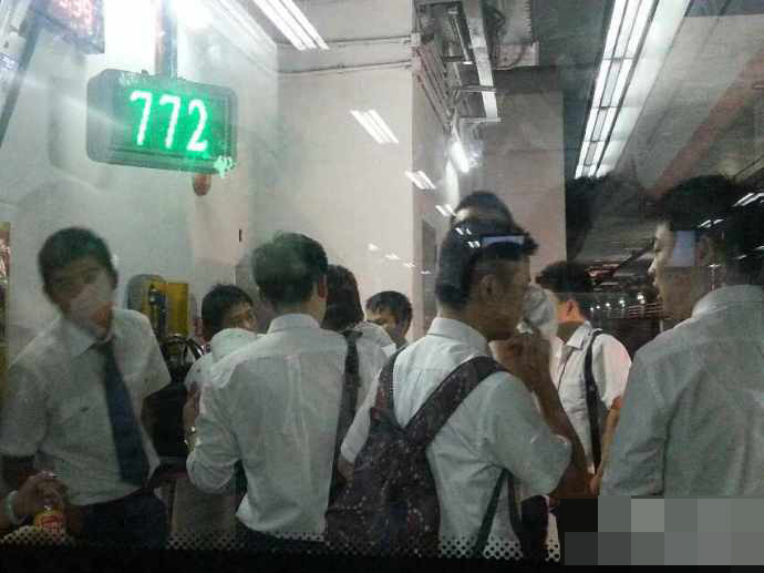 高清：杭州地铁抛锚钱塘江底 113名乘客沿着隧道走了半小时