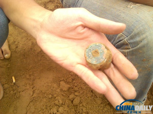 河南西平：工地挖出铜钱 上百村民挖宝论斤卖