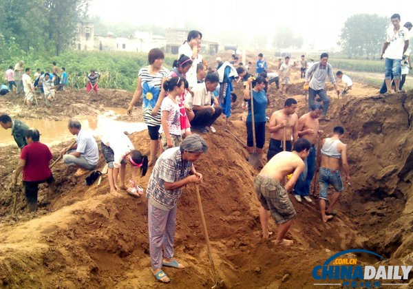 河南西平：工地挖出铜钱 上百村民挖宝论斤卖