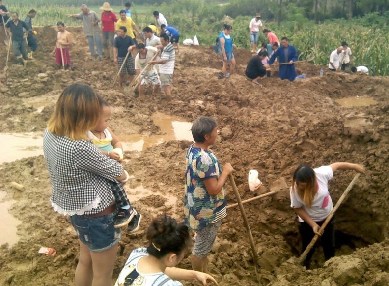 河南村落现古币引百人抢挖【高清】