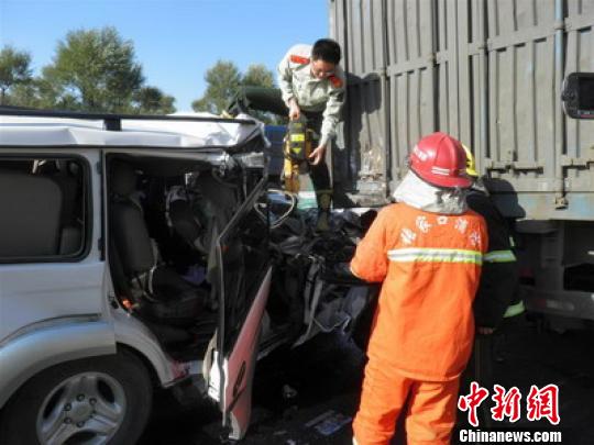 河北张家口水务局干部视察途中遇车祸2死2伤