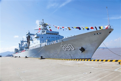 中国2万吨级新型远洋补给舰巢湖舰入列海军(图)