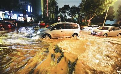 上海中心城区普降暴雨 各方排水疏路