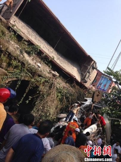 四川渠县客车被撞翻掉桥下 车上20余人多是学生(图)