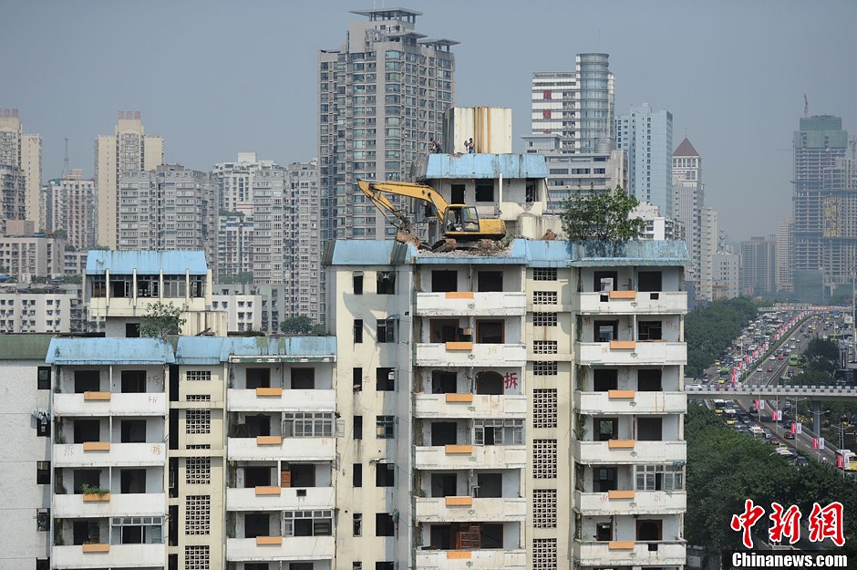 重庆现最牛建筑拆除作业 挖掘机爬上高楼