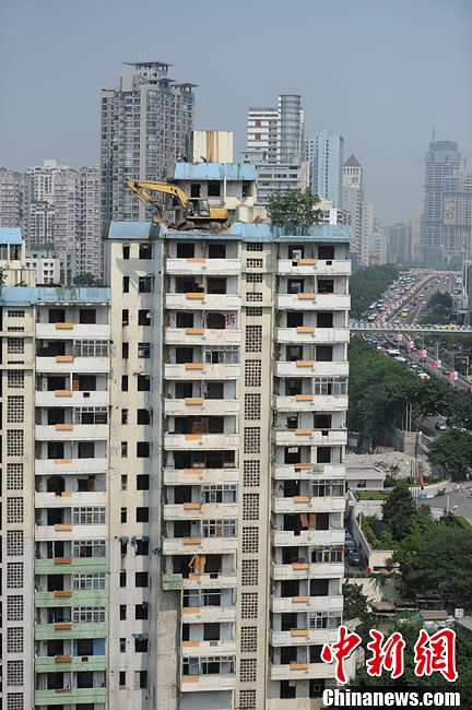 重庆现最牛建筑拆除作业 挖掘机爬上高楼