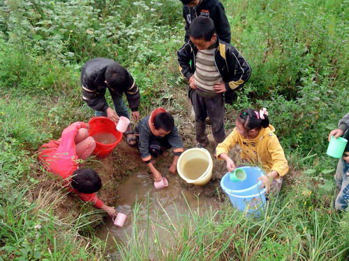 达州一村干部建房包围蓄水池 留守学生稻田舀水喝(图)