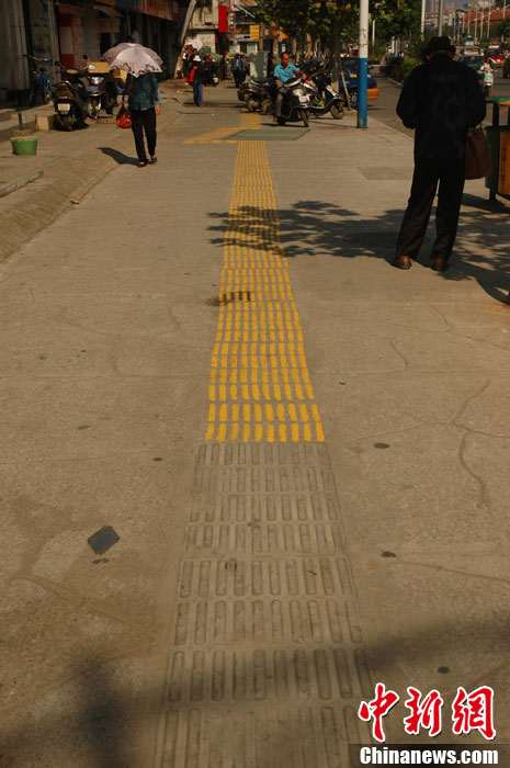 广西柳州街头盲道“被磨平” 油漆绘制进行翻新