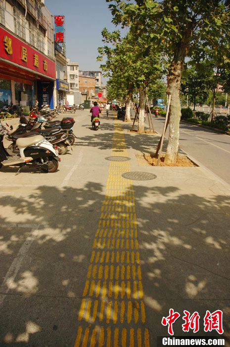 广西柳州街头盲道“被磨平” 油漆绘制进行翻新