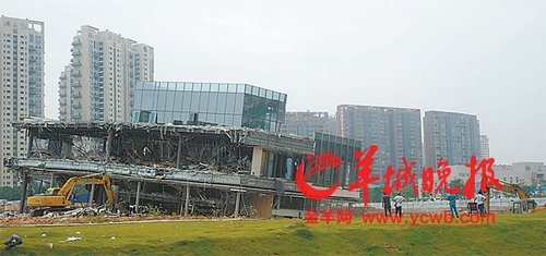 深圳一楼盘工地被疑坍塌 开发商：主动使其倾斜