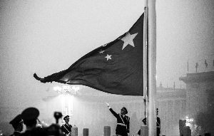 新中国今天迎来64岁生日 11万人冒雨在天安门广场看升旗