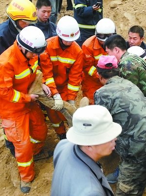 取土盖房发生意外 青海大通山体坍塌7人遇难