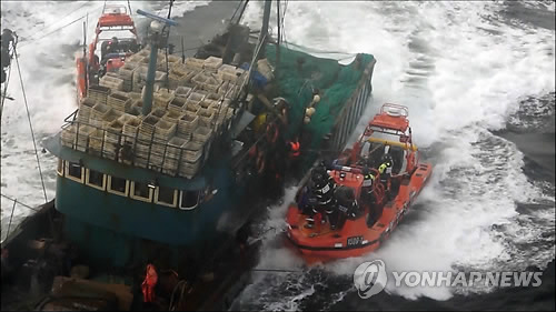 韩海警拦截两艘中国渔船 发生冲突双方人员受伤