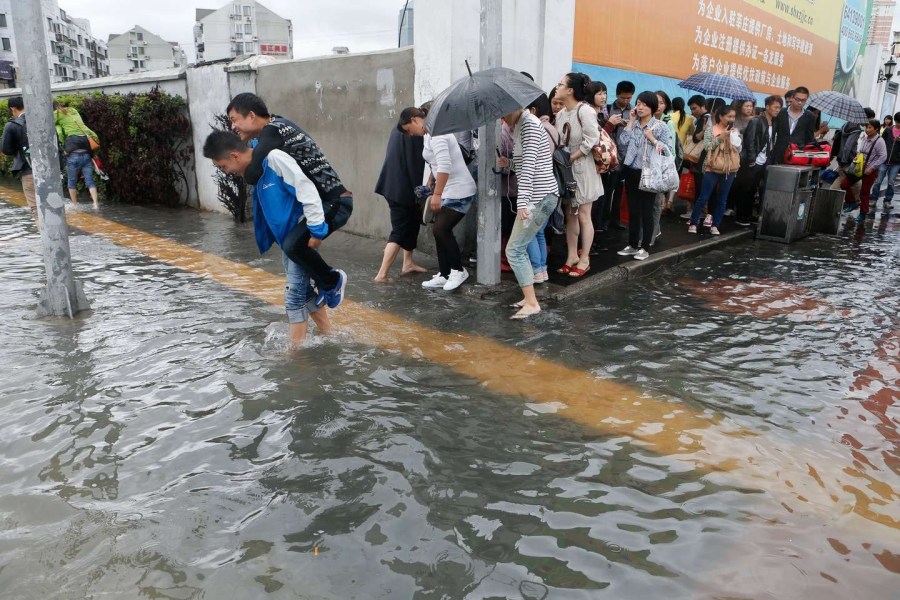 上海暴雨致地铁口积水 人力车收费