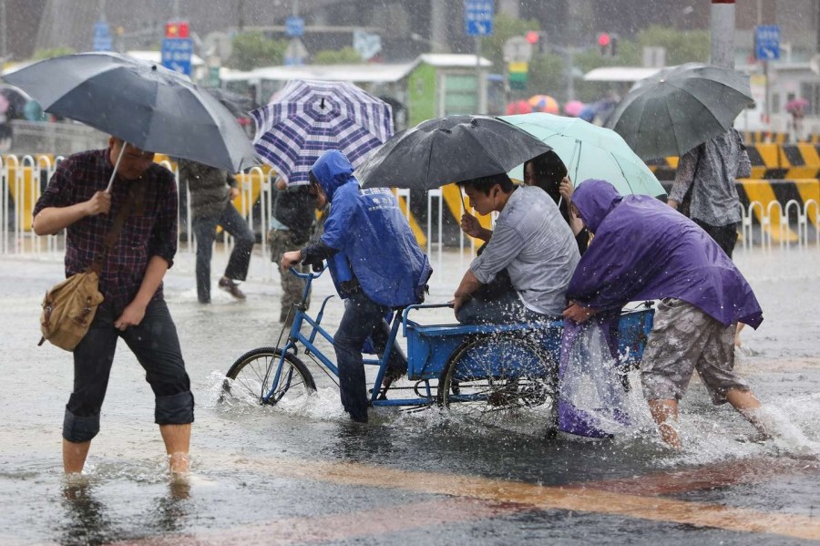 上海暴雨致地铁口积水 人力车收费