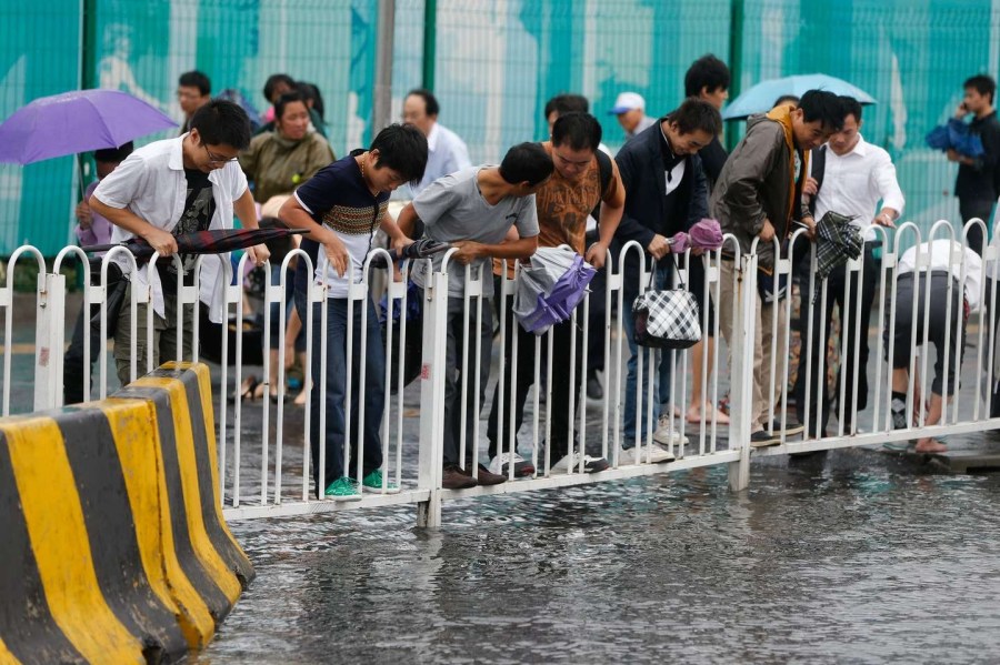 上海暴雨致地铁口积水 人力车收费