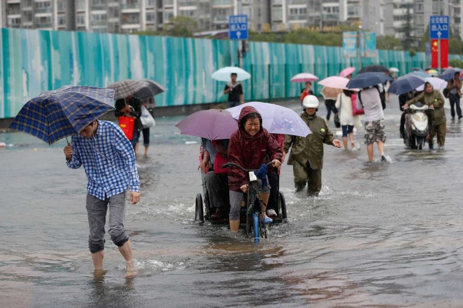 上海暴雨致地铁口积水 人力车收费