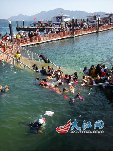 江西庐山西海景区免票 大量游客冲入压塌引桥(图)