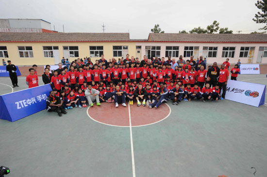 金州勇士队随“NBA关怀行动”走进北京台京学校