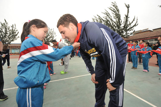 金州勇士队随“NBA关怀行动”走进北京台京学校