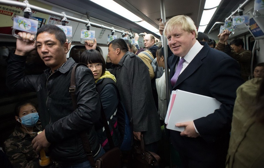 高清：伦敦市长体验北京地铁感叹人多 称2元全程真便宜（组图）